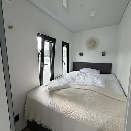 Design-hausboot Am Rheinsteig Botel *