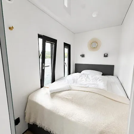 Holiday home Burgflotte Modern 2 - Design-hausboot Mit Dachterrasse, Ideal Fuer Paare Und Freunde